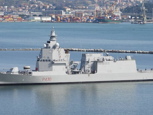 Nave della Marina italiana abborda petroliera della “flotta ombra” russa a ovest di Pantelleria