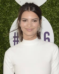 Emily Ratajkowski, il seno sbuca durante il pranzo 15