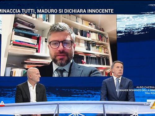 "Tolse la bandiera europea", "Studia". Rissa in tv tra Matteo Renzi e Stefano Feltri