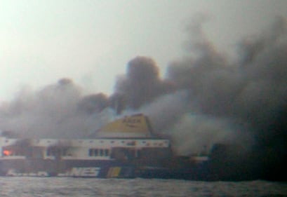 La colonna di fumo che sale dal traghetto in fiamme 1
