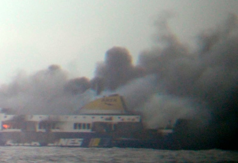 La colonna di fumo che sale dal traghetto in fiamme 1