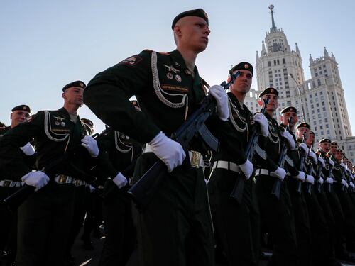 Celebrazioni parallele: Putin mostra i muscoli, la Von der Leyen vola a Kiev