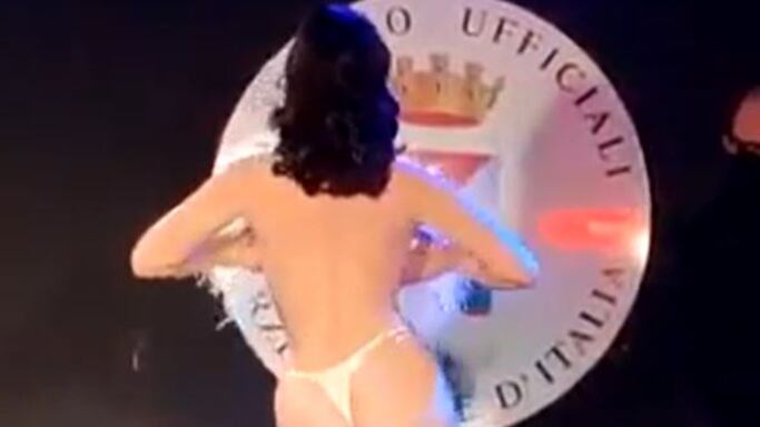 Ballerina di burlesque al Circolo ufficiali di Roma: direttore trasferito