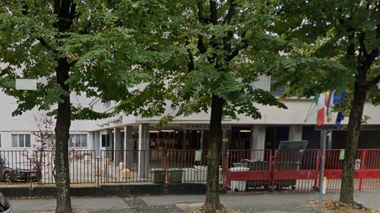Studente accoltellato all'uscita dal liceo nel milanese. "Spedizione punitiva"