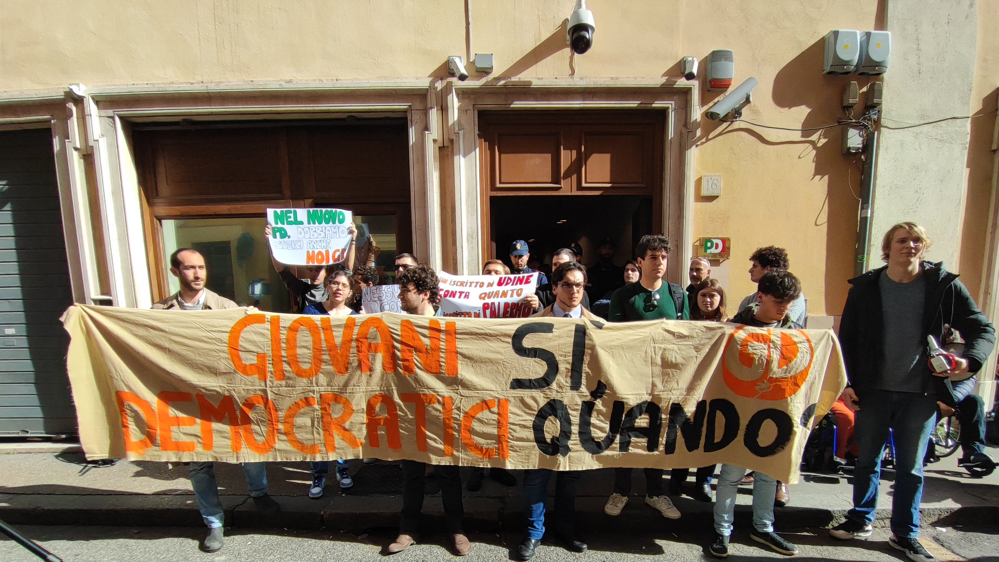 L'assalto dei giovani dem alla sede Pd: "Non c'è democrazia"