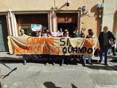 L'assalto dei giovani dem alla sede Pd: "Non c'è democrazia"
