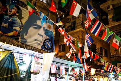 Napoli piange il suo mito Diego Armando Maradona 2