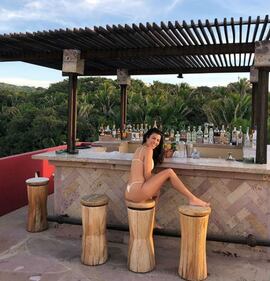 Kourtney Kardashian nuda al mare 1