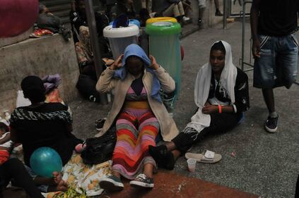 I clandestini bivaccano e mangiano per terra 13