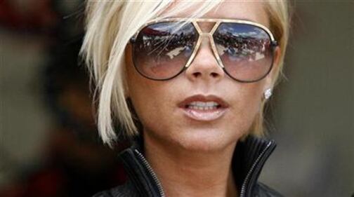 Victoria Beckham a Singapore lotta contro l'umidità che le arriccia i capelli 13