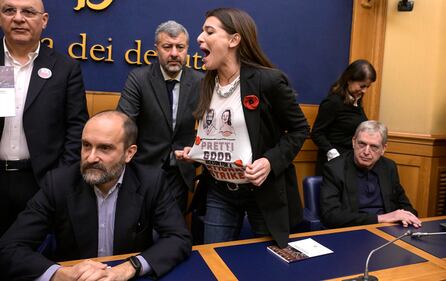 L'opposizione contro la conferenza sulla remigrazione occupa la sala stampa della Camera 4