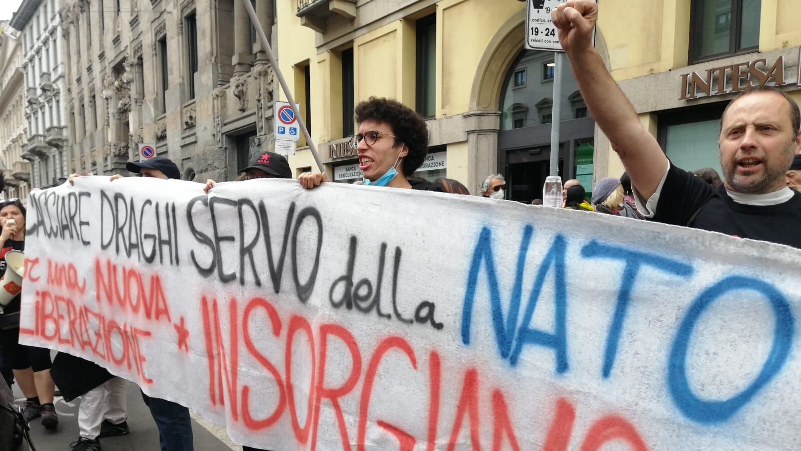 "Servi della Nato". L'odio della piazza contro Letta e il Pd