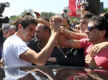 L'arrivo di Kakà a Linate accolto dall'abbraccio dei tifosi 10