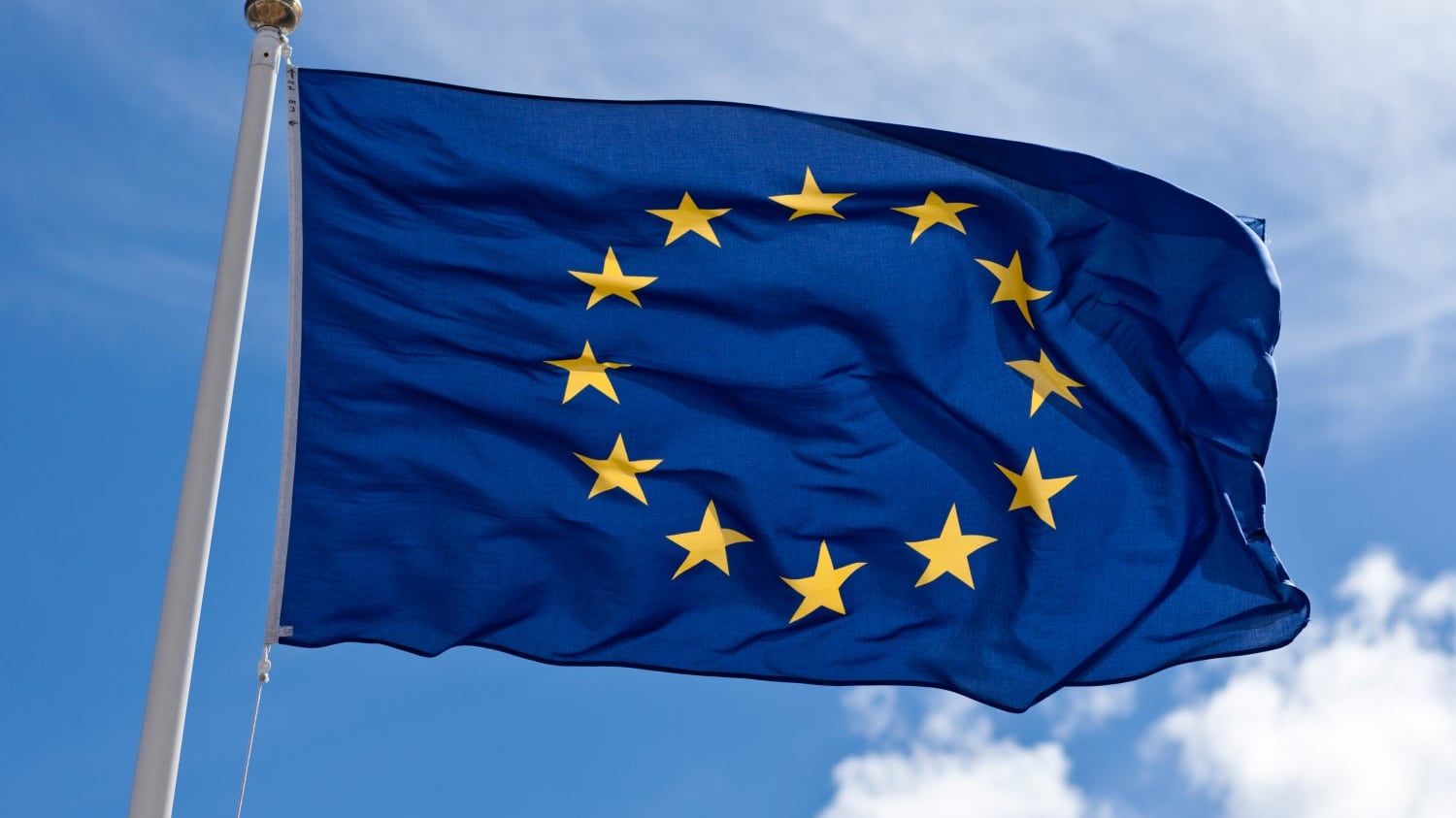 La proposta di Fratelli d'Italia: "Esporre la bandiera dell'Ue non sia un obbligo"