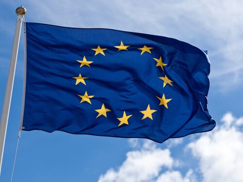 La proposta di Fratelli d'Italia: "Esporre la bandiera dell'Ue non sia un obbligo"