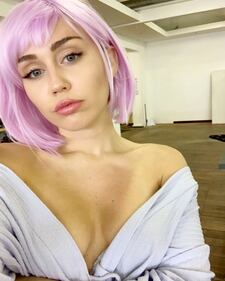Miley Cyrus sexy in piscina 7