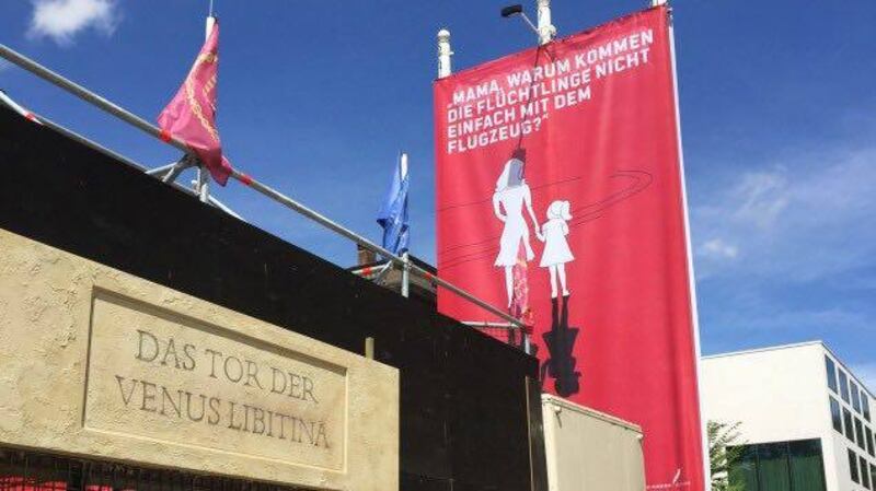 A Berlino spunta un'arena con le tigri per "mangiare" i rifugiati 1
