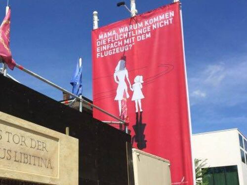 A Berlino spunta un'arena con le tigri per "mangiare" i rifugiati