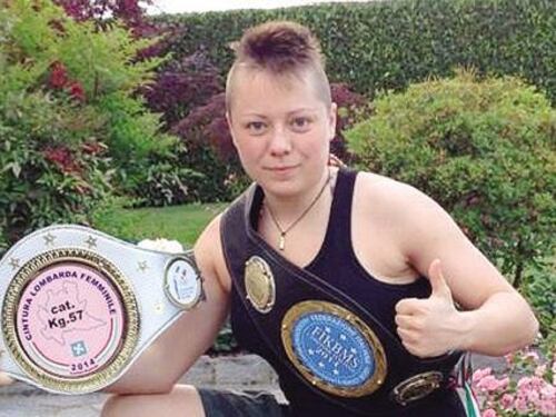 Pluricampionessa di kick boxing deve rinunciare all'Esercito per 1 centimetro mancante