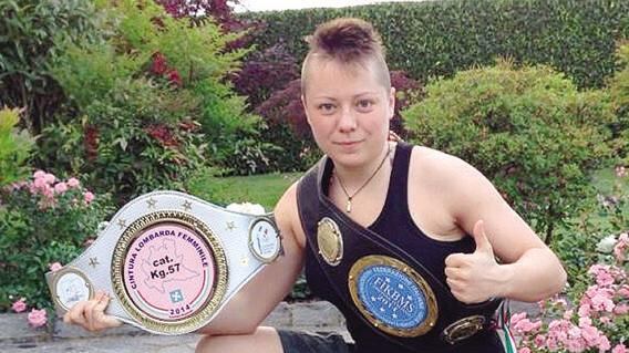 Pluricampionessa di kick boxing deve rinunciare all'Esercito per 1 centimetro mancante