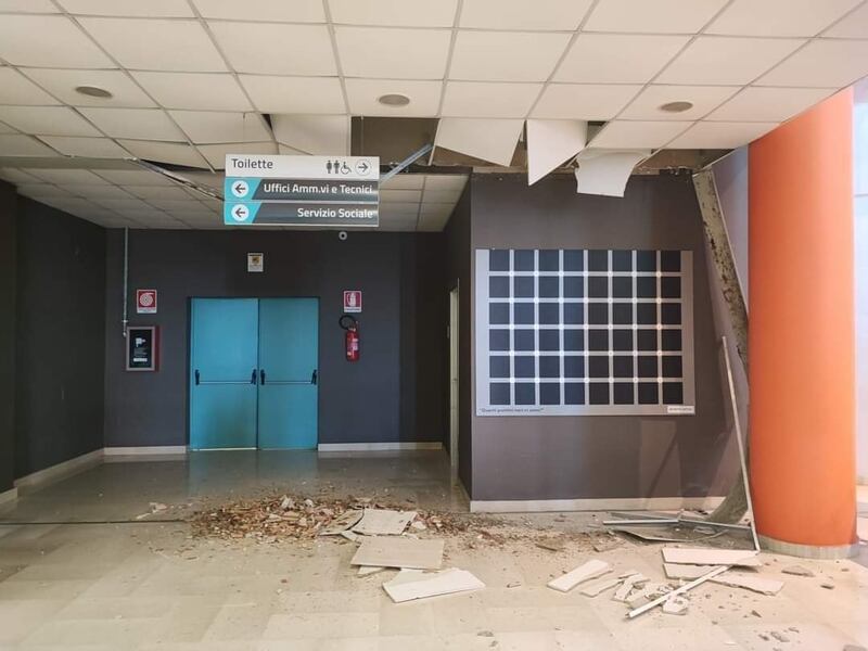Cede il soffitto dell'ospedale nuovo di Altamura