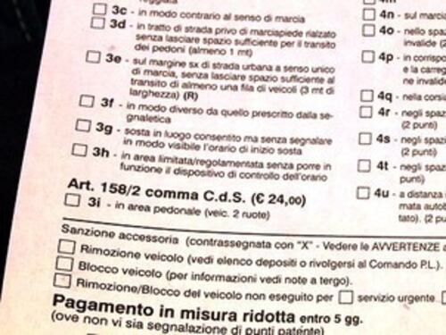 Scorda il finestrino abbassato: multato bambino di 7 anni: "Vietato aver caldo"