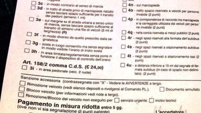 Multava le auto dei clienti, per vendicarsi contro il commerciante