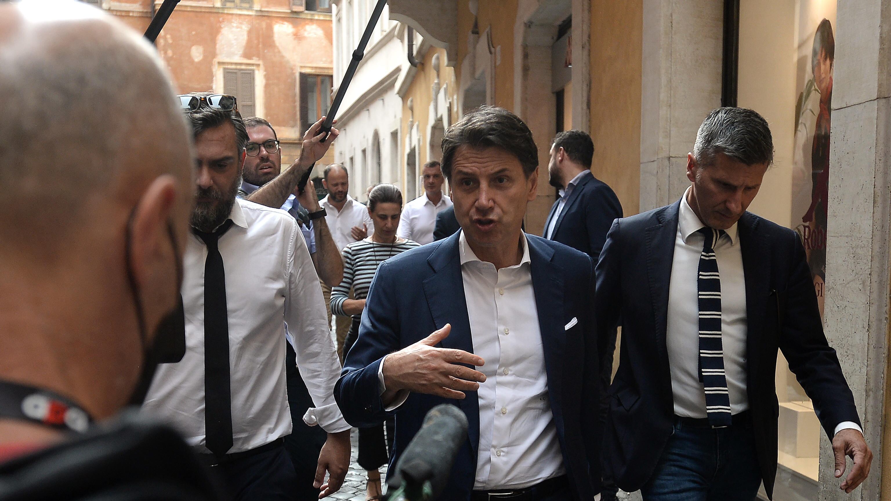 Conte si ritrova in ginocchio. E dice ancora sì al governo
