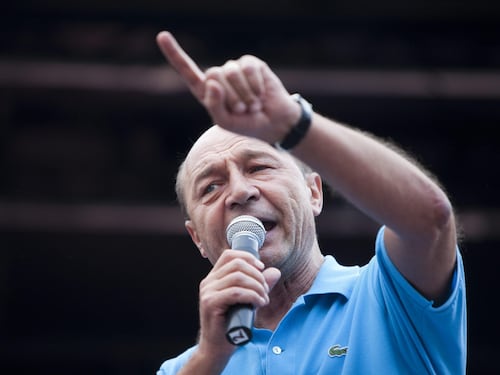 Romeni al voto per destituire Basescu