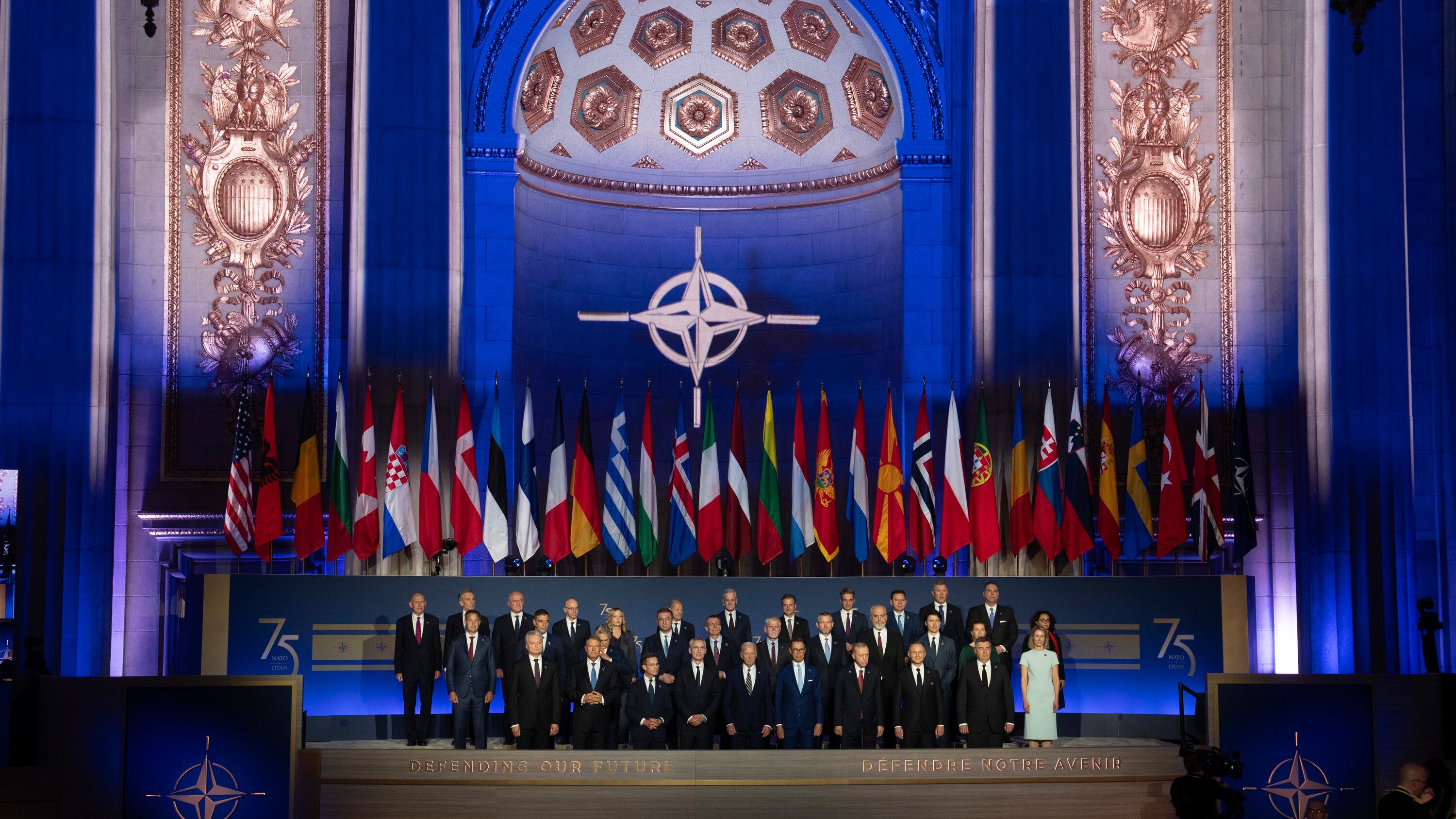 L'adesione "irreversibile" di Kiev, gli aiuti e l'avviso alla Cina: la Nato trova l'accordo