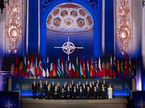 L'adesione "irreversibile" di Kiev, gli aiuti e l'avviso alla Cina: la Nato trova l'accordo
