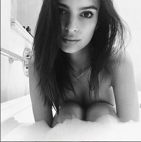 Emily Ratajkowski, vestito inguinale fa impazzire i social 15