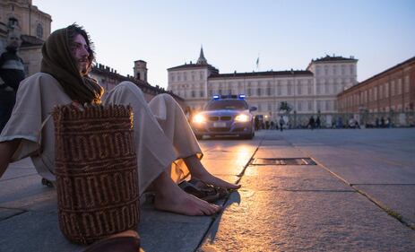Torino, disoccupato si traveste da Gesù e viene portato via dai poliziotti 3