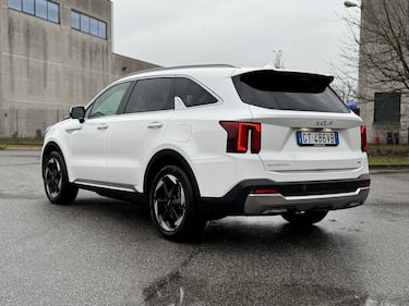 KIA Sorento HEV 2025: guarda la gallery del SUV 7 posti ibrido full 10