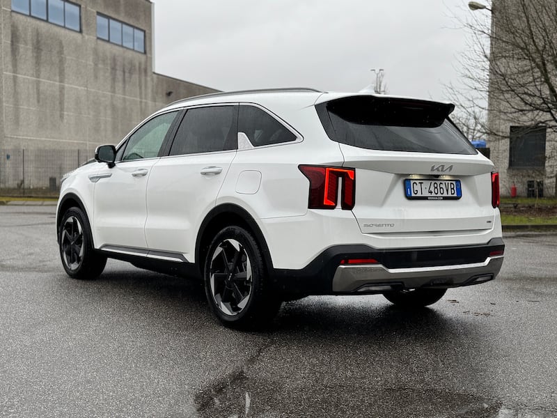 KIA Sorento HEV 2025: guarda la gallery del SUV 7 posti ibrido full 10
