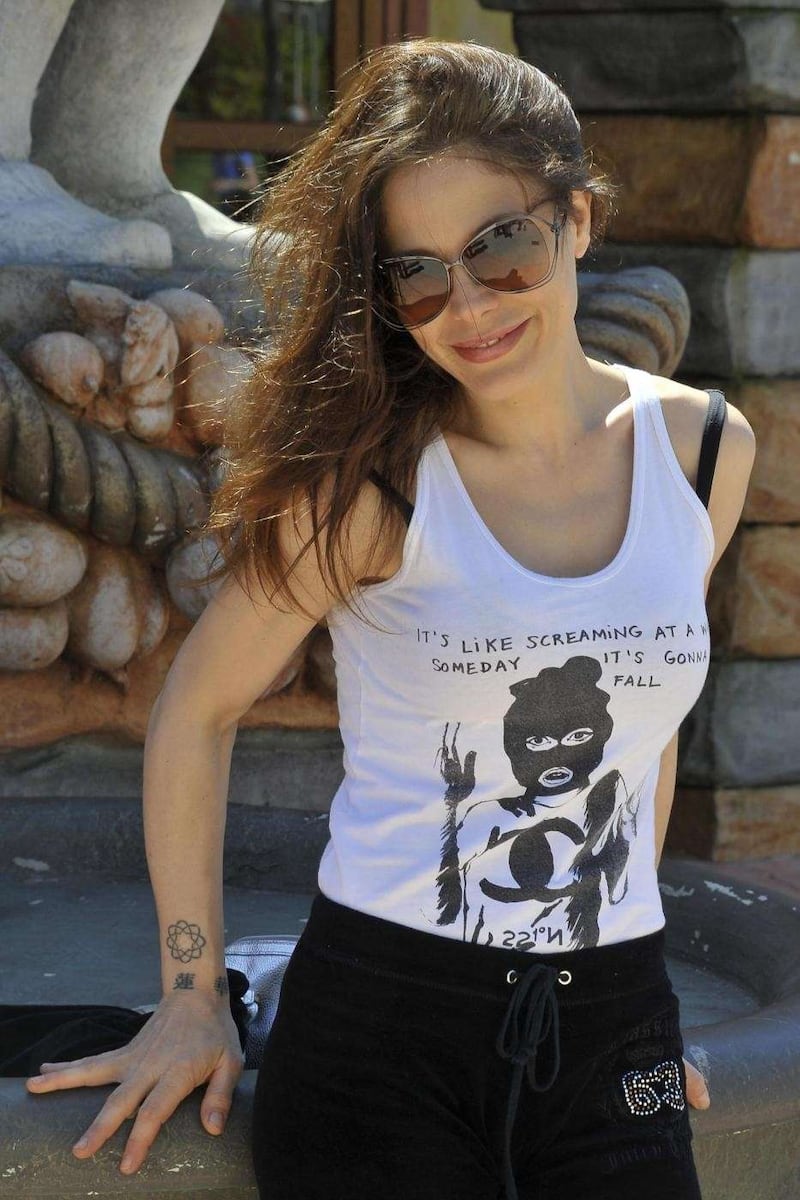 Naike Rivelli, meditazione in topless 5