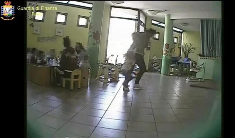 Maestra d'asilo maltrattava i bambini: le immagini delle fiamme gialle 8