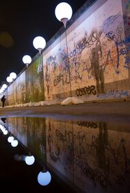 Palloncini luminosi lungo il Muro di Berlino 4