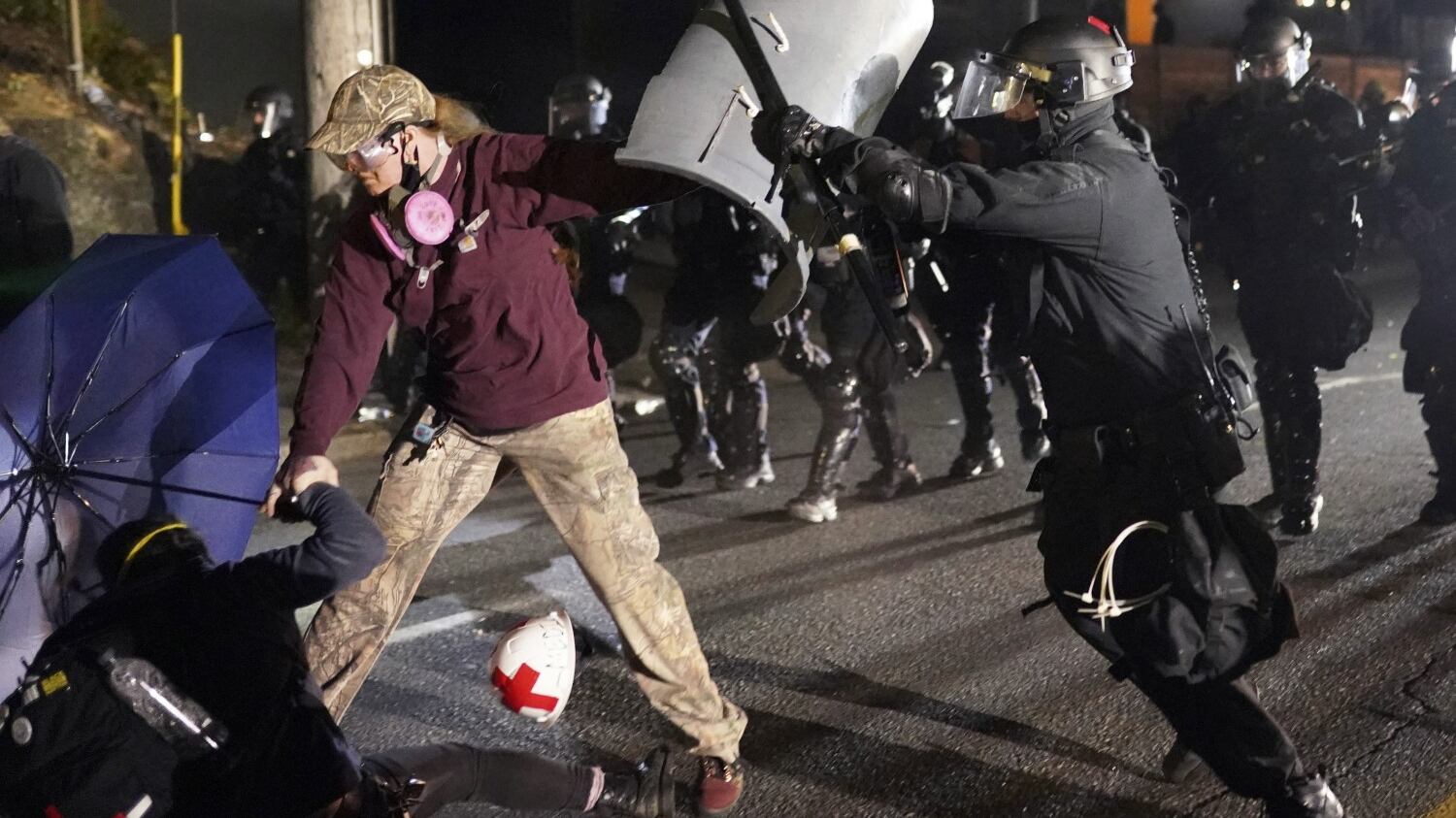 Antirazzisti sotto accusa: "Pestaggio a un corteo"