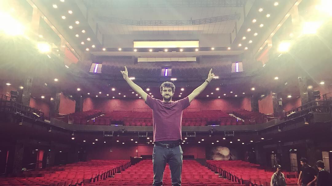 Edoardo Ferrario al Teatro Brancaccio e l’esilarante parodia dell’essere giovani