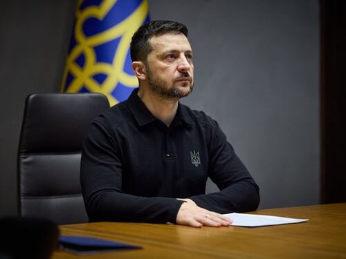 "Non abbiamo forze per recuperare Donbass e Crimea": la dura ammissione di Zelensky