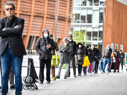 Una città in guerra tra militari code per il cibo e «coprifuoco»