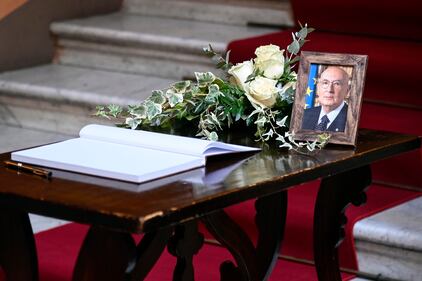 Napolitano, le immagini della camera ardente: il picchetto d'onore, le corone di fiori, l'arrivo dei politici 17