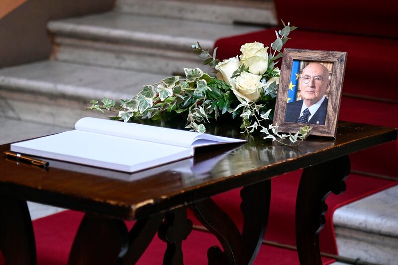 Napolitano, le immagini della camera ardente: il picchetto d'onore, le corone di fiori, l'arrivo dei politici 17