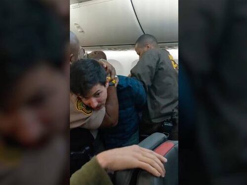 Passeggero litiga sull'aereo e la polizia usa la pistola taser