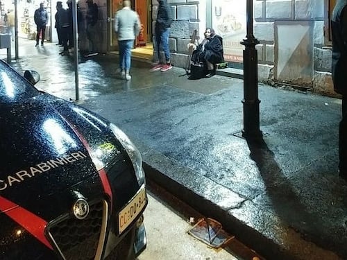 Colpisce al volto coetaneo per rubargli lo smartphone
