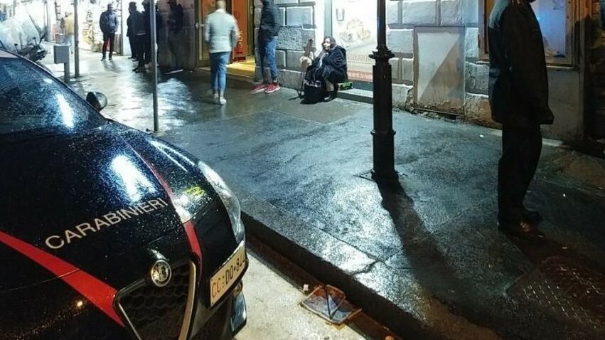 Colpisce al volto coetaneo per rubargli lo smartphone