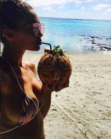 Gigi Hadid nuda sul cavallo 3
