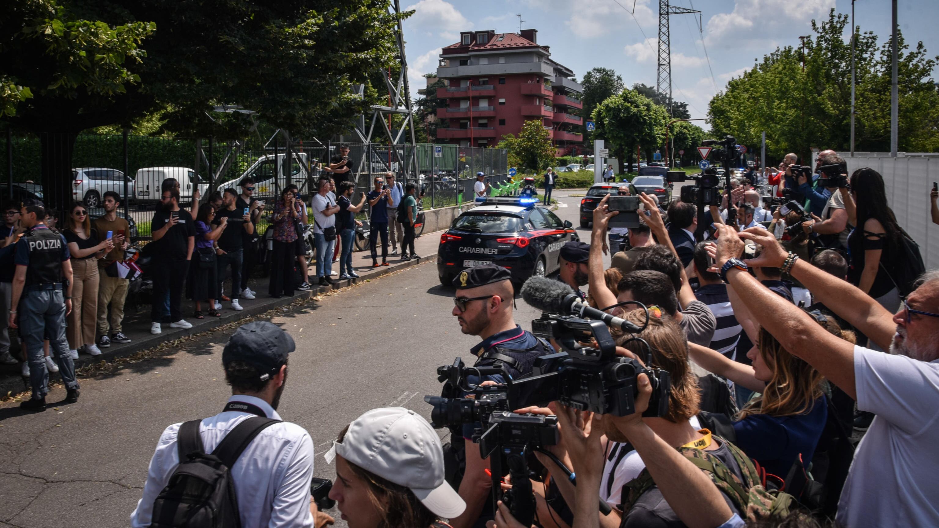 Una città commossa fra lacrime e ricordi: "Non se ne fa un altro..."