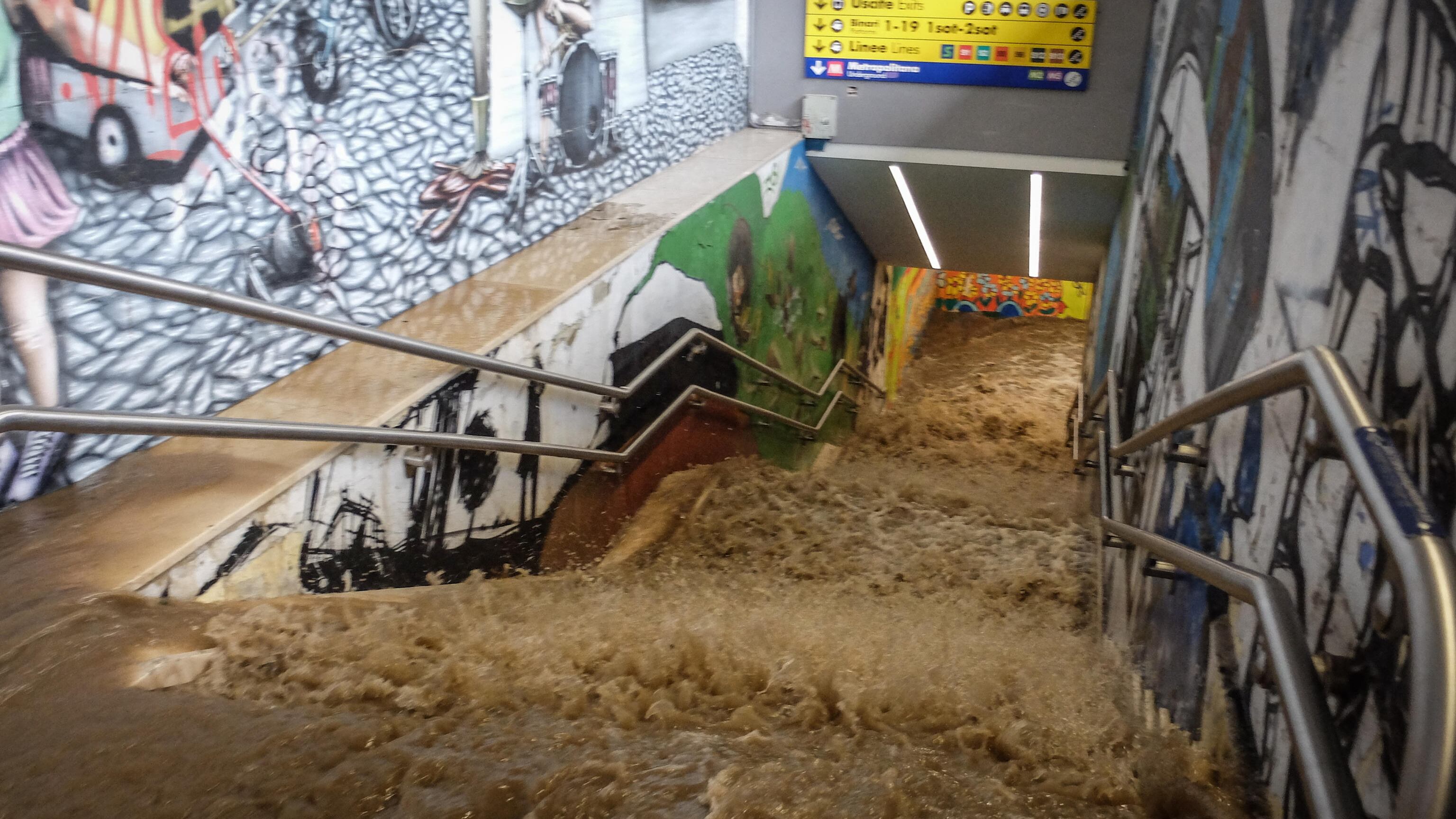 Oltre 30 mm di pioggia in un'ora: bomba d'acqua su Milano. Esonda il Seveso, M3 bloccata e quartieri allagati